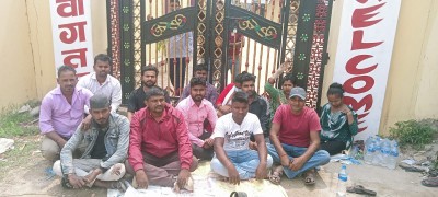 धोबिनी गाउँपालिकाको गेटमा ताला, म्याद थपेर नियुक्ती दिन माग गर्दै कर्मचारी धर्नामा 